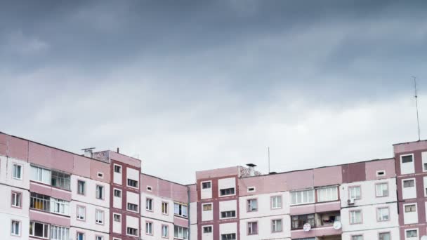 Nubes moviéndose sobre los edificios de varios pisos Time Lapse — Vídeos de Stock