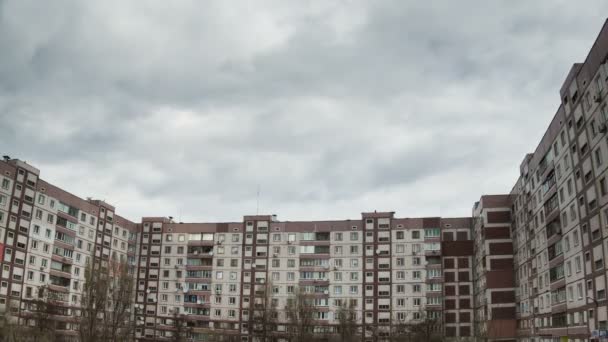 Wolken ziehen im Zeitraffer über die mehrstöckigen Gebäude — Stockvideo