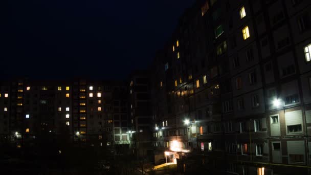 Tijdspanne van multistorey gebouw met wisselende venster verlichting 's nachts. — Stockvideo