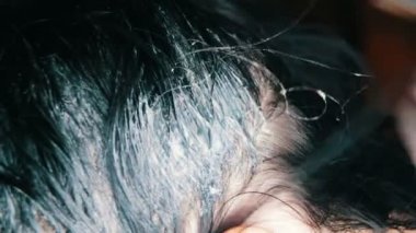 Kuaför tarafından koyu saç boyama