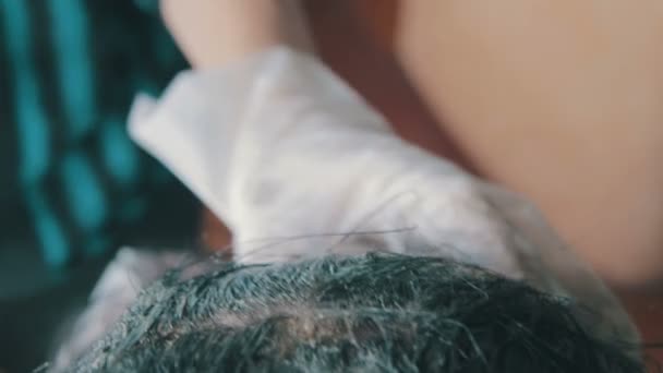 Saç boyama kız bir Kuaför Salonu — Stok video
