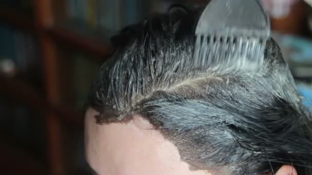 Friseurin färbt Kundin die Haare — Stockvideo