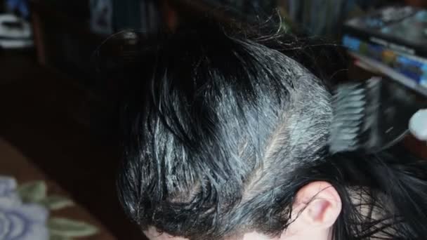Färbung dunkler Haare durch einen Friseur — Stockvideo