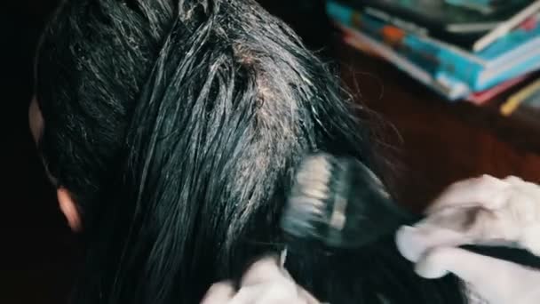 Окраска волос девушка в парикмахерской — стоковое видео