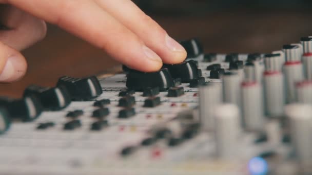 Trabajar con la consola de mezcla de sonido — Vídeos de Stock