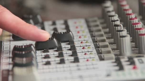 Werken met Sound mixing console — Stockvideo