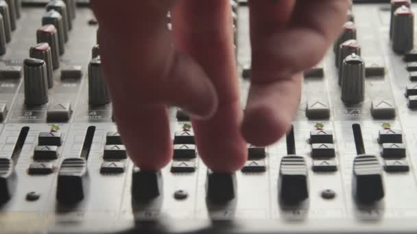Práce se zvukem, mixážní pult — Stock video