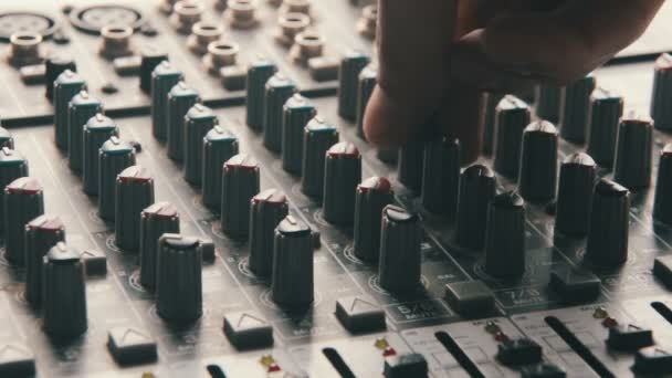 Werken met Sound mixing console — Stockvideo
