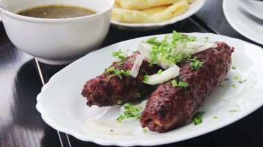 Bir Gürcü Restoran mutfağında bir tabakta kebap