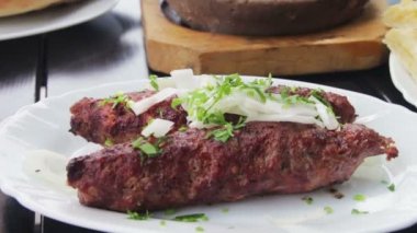 Gürcü mutfağı restoran bir kil tabakta kebap. Gürcü gıda