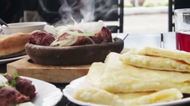 Kebap ve Khachapuri Gürcü mutfağı restoranında. Gürcü gıda