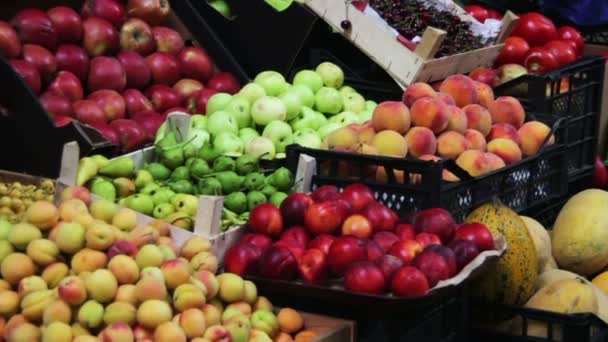 Gyümölcs és zöldség, egy utcai piacon — Stock videók