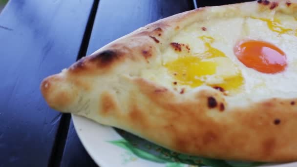 Adjarian Khachapuri com cozinha georgiana de ovo no restaurante. Comida georgiana — Vídeo de Stock