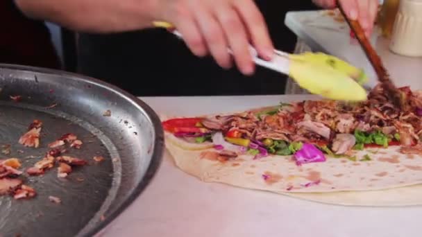 Ruční zalomení tradiční Shawarma s hovězím masem a zeleninou — Stock video