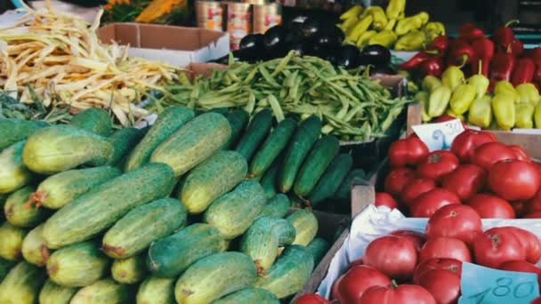 Produtos hortícolas para venda no mercado — Vídeo de Stock