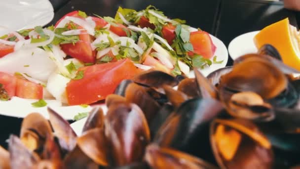 Mejillones de mariscos en un plato en un restaurante — Vídeos de Stock