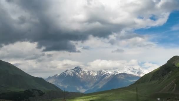 Nuvole che si muovono sulle montagne georgiane. Monte Kazbek. Interruzione temporale — Video Stock