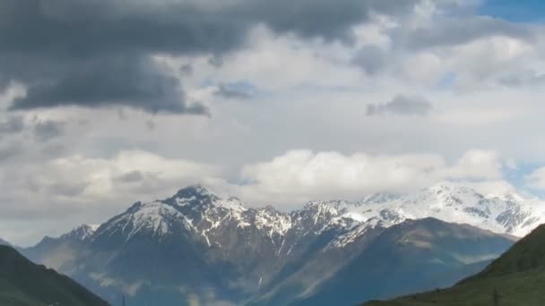 グルジア山脈を越えて移動する雲。カズベク山。時間の経過 — ストック動画