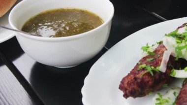 Bir Gürcü Restoran mutfağında bir tabakta kebap. Gürcü gıda