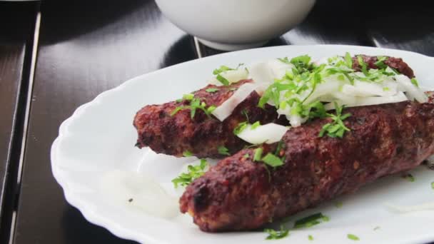 Kebab en un plato en un restaurante de cocina georgiana — Vídeo de stock