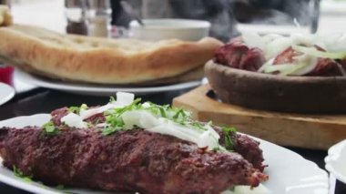 Kebap ve Khachapuri Gürcü mutfağı restoranında. Gürcü gıda