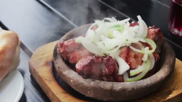 Kebab sur une plaque d'argile dans le restaurant de cuisine géorgienne. Georgian Food — Video