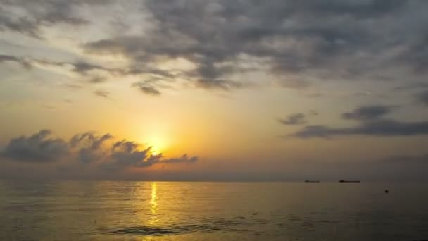 Puesta de sol sobre el mar. Tiempo de caducidad — Vídeo de stock