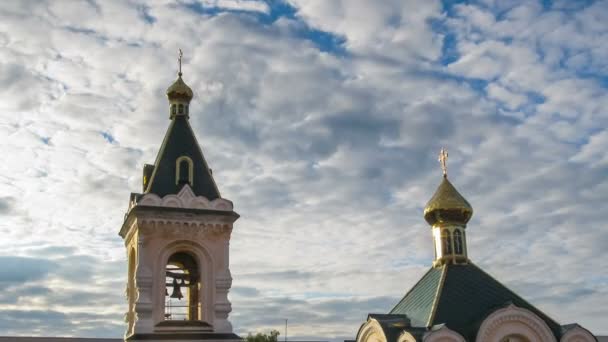 Kirche mit goldenen Kuppeln gegen den Himmel und bewegten Wolken — Stockvideo