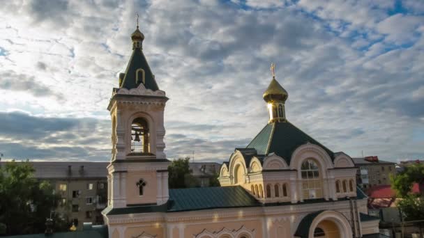 Kirche mit goldenen Kuppeln gegen den Himmel und bewegten Wolken — Stockvideo