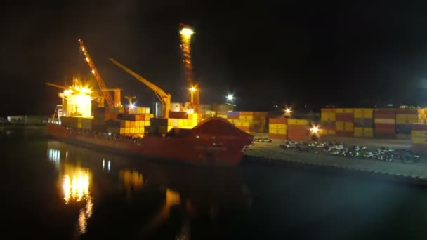 Descargando carga de un barco en el puerto marítimo de Batumi por la noche. Tiempo de caducidad — Vídeo de stock