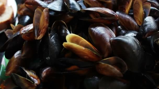 Mejillones de mariscos en un plato en un restaurante — Vídeos de Stock