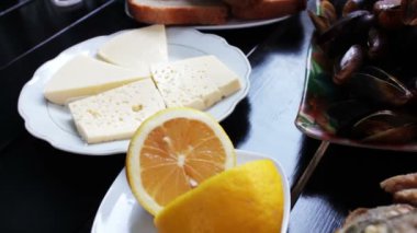 Deniz ürünleri midye ve balık alabalık bir restoranda bir plaka üzerinde