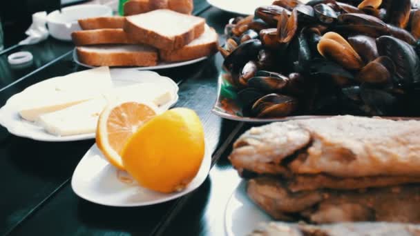 Морепродукты Мидии и рыбная форель на тарелке в ресторане — стоковое видео