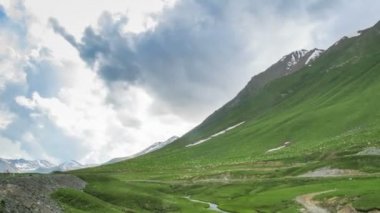 Büyük Gürcü Dağları üzerinde otlatma koyun sürüsü. Zaman atlamalı