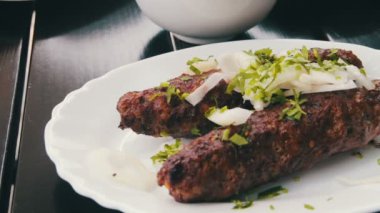 Bir Gürcü Restoran mutfağında bir tabakta kebap