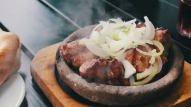 Gürcü mutfağı restoran bir kil tabakta kebap. Gürcü gıda