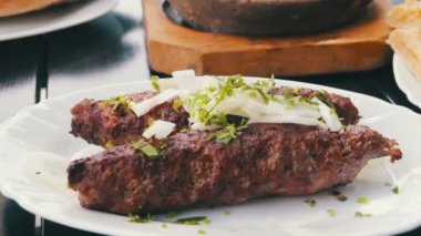 Gürcü mutfağı restoran bir kil tabakta kebap. Gürcü gıda