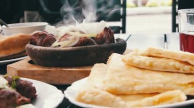 Kebap ve Khachapuri Gürcü mutfağı restoranında. Gürcü gıda