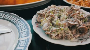 Gürcü peynir pasta Khachapuri yumurta üzerinde ahşap kurulunda görev yapmaktadır