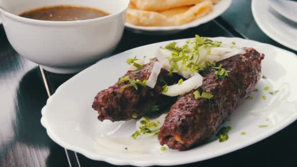 Kebab sur une assiette dans un restaurant de cuisine géorgienne — Video