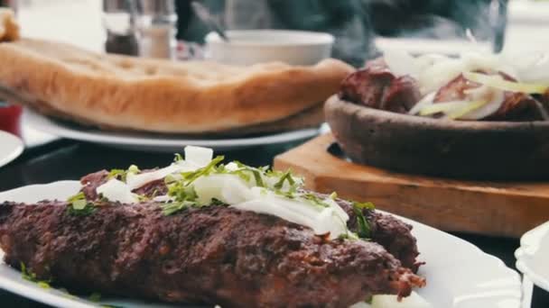 Kebab y Khachapuri en el restaurante de cocina georgiana. Comida georgiana — Vídeos de Stock