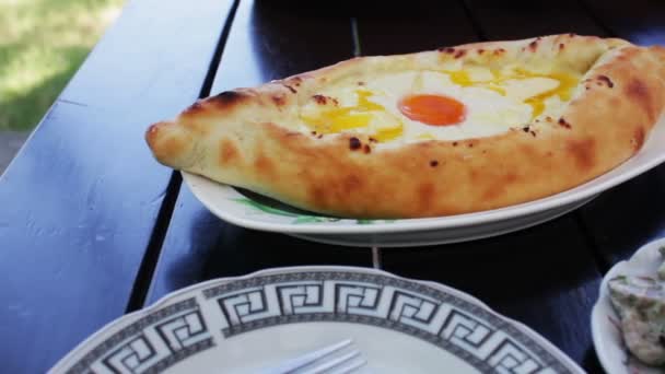 Adjarian Khachapuri Cocina Georgiana en el Restaurante. Comida georgiana — Vídeos de Stock