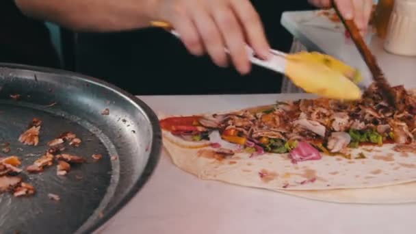Šéfkuchař připravuje Shawarma — Stock video