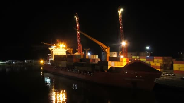 Descargando carga de un barco en el puerto marítimo de Batumi por la noche. Tiempo de caducidad — Vídeos de Stock