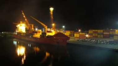 Batum gece deniz limanda bir gemi boşaltma kargo. Zaman atlamalı