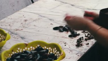Kadın midye balık pazarında temizler