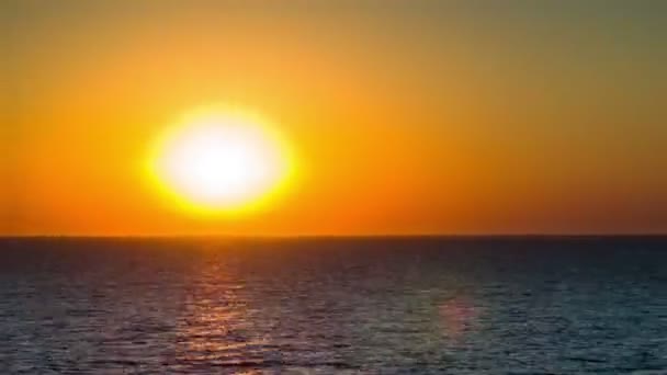 Solnedgång över havet. Tidsinställd — Stockvideo