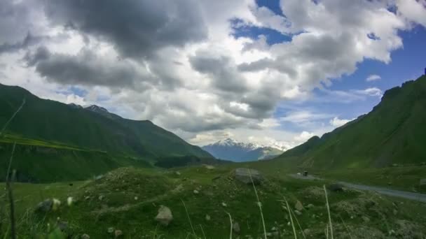 グルジア山脈を越えて移動する雲。カズベク山。時間の経過 — ストック動画