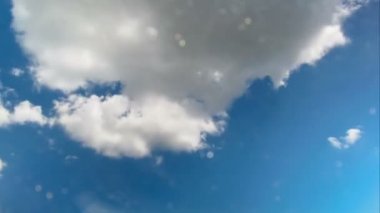 Mavi gökyüzünde hareket eden bulutlar