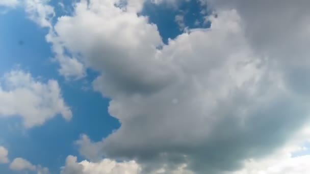 Nuvole che si muovono nel cielo blu — Video Stock